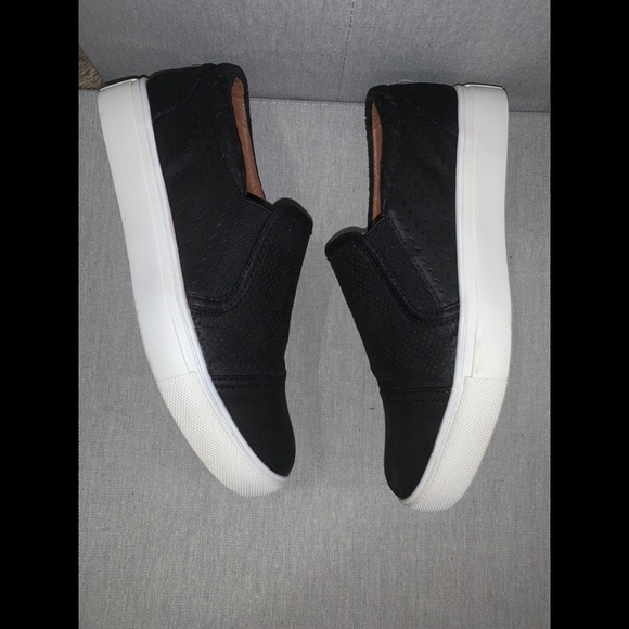 Steve Madden Black Ambition Slip Ons 🖤 - Picture 5 of 8